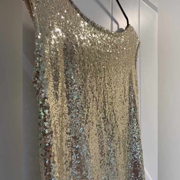 Beautiful gold‎ sequin dress w/train - Picture 12 of 13